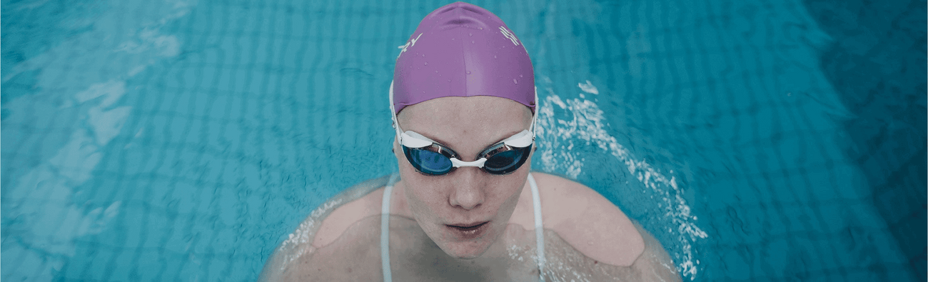 Jakie grupy mięśni są trenowane podczas pływania?