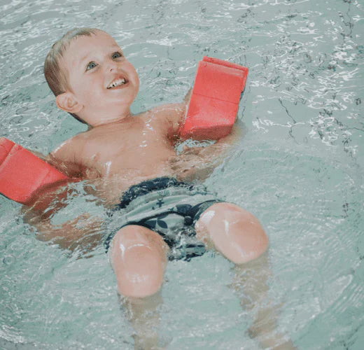 Dlaczego warto zabrać niemowlaka na zajęcia z pływania?