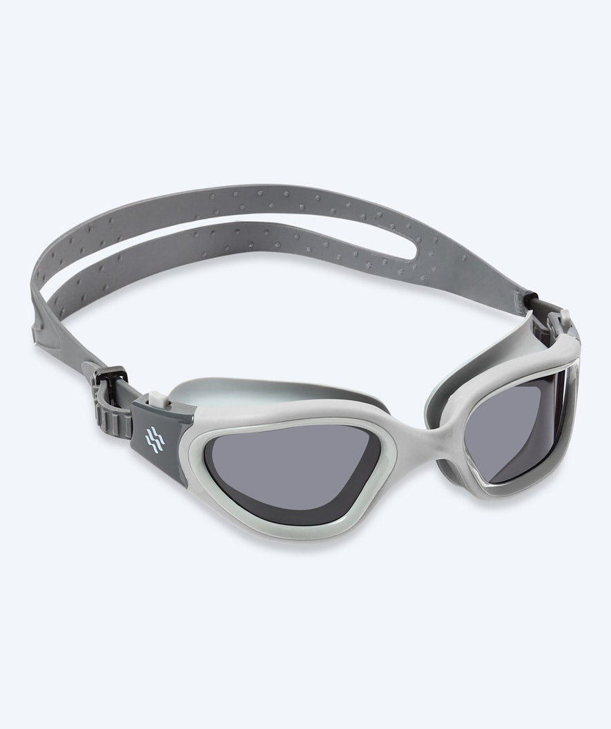 Watery okulary do pływania treningowe - Raven Active - Szare (przydymione soczewki)