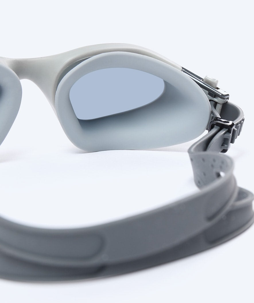 Watery okulary do pływania treningowe - Raven Active - Szare (przydymione soczewki)